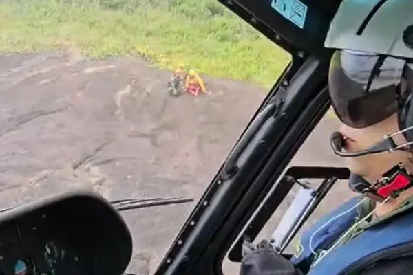 Helicóptero Águia resgata guarda-vidas que ficaram ilhados por cerca de dez horas em encosta no litoral de São Paulo. Foto: Reprodução.