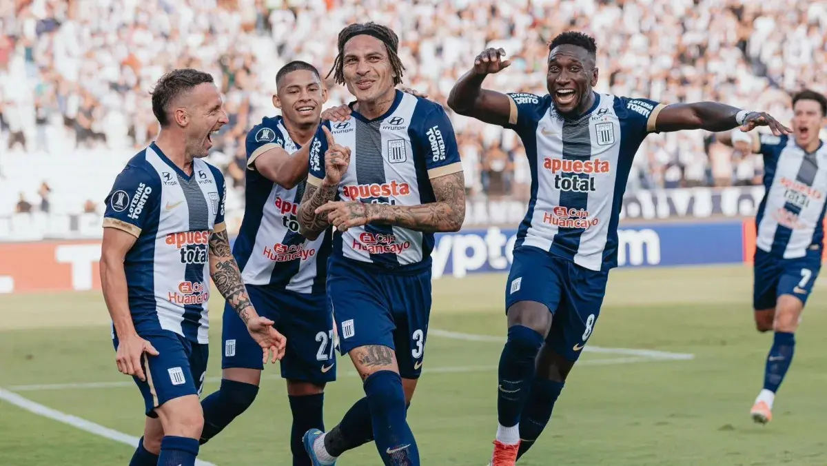 Torcedores invadem treino do Alianza Lima e agridem Guerrero e Advíncula. Foto: Reprodução / Alianza Lima.