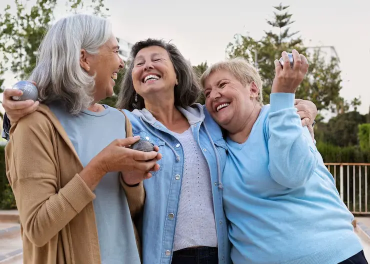 No Brasil, mulheres vivem em média sete anos a mais do que os homens, mas concentram maior carga de doenças crônicas e incapacidades na velhice, segundo dados do IBGE e de estudos globais. Foto: Freepik.