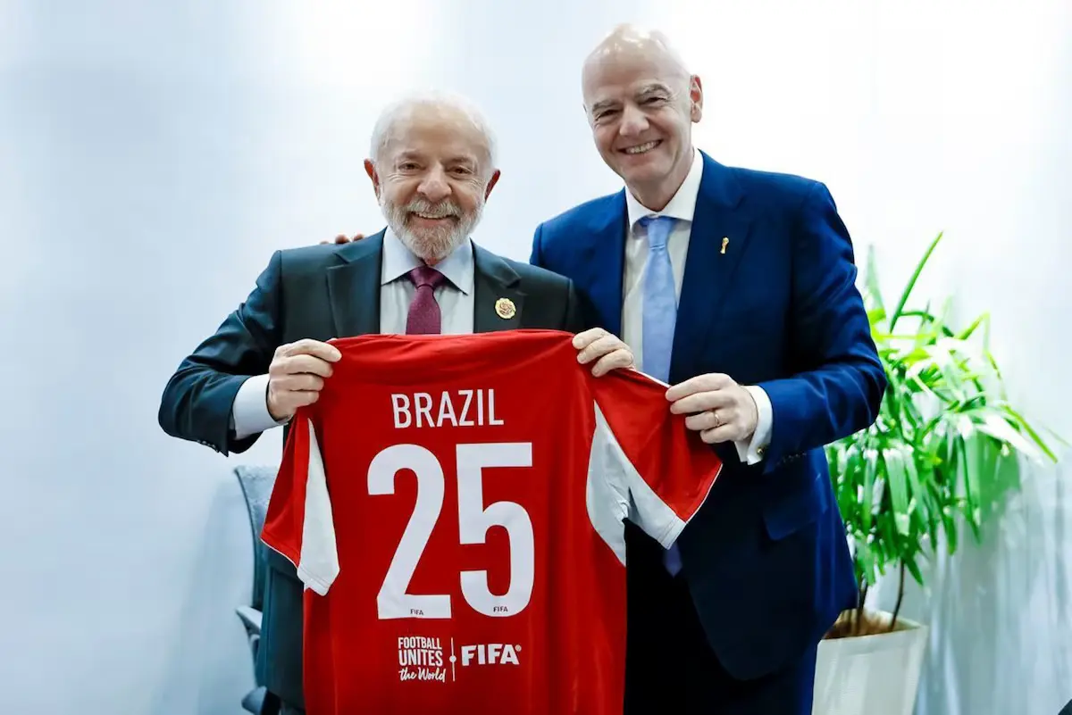 Lula se reúne com Gianni Infantino em Brasília e manifesta interesse em sediar o Mundial de Clubes de 2029 no Brasil. Foto: : Ricardo Stuckert/PR.