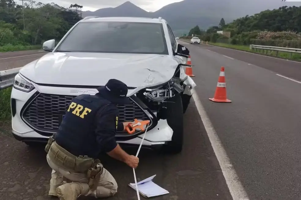 Veículo conduzido por Magrão se envolveu em atropelamento na BR-101, em Maquiné, no litoral norte do RS. Foto: PRF.