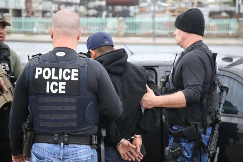 Agentes do ICE durante operação de imigração nos Estados Unidos; ações recentes ampliaram o clima de apreensão entre comunidades estrangeiras. Foto: Flickr.