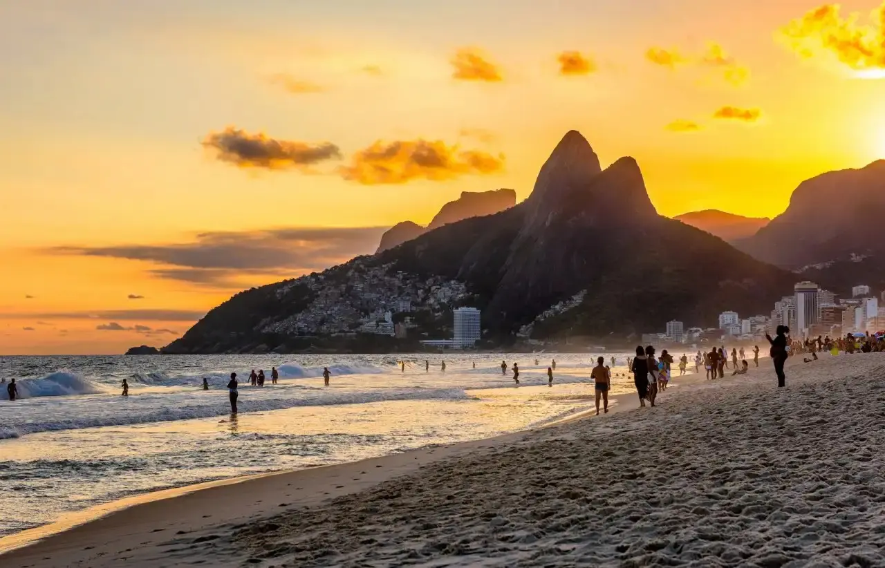 Bombeiros resgatam 840 pessoas em praias do RJ durante o Réveillon