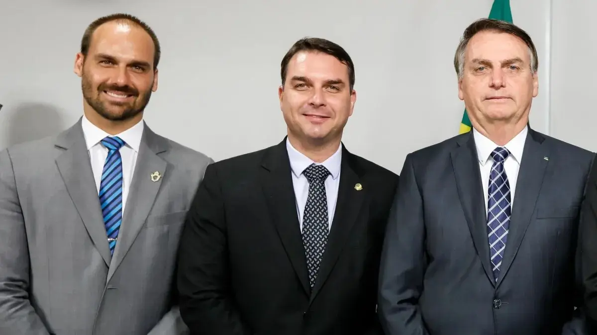 Eduardo Bolsonaro, Flávio Bolsonaro e Jair Bolsonaro  - Foto: Carolina Antunes/PR