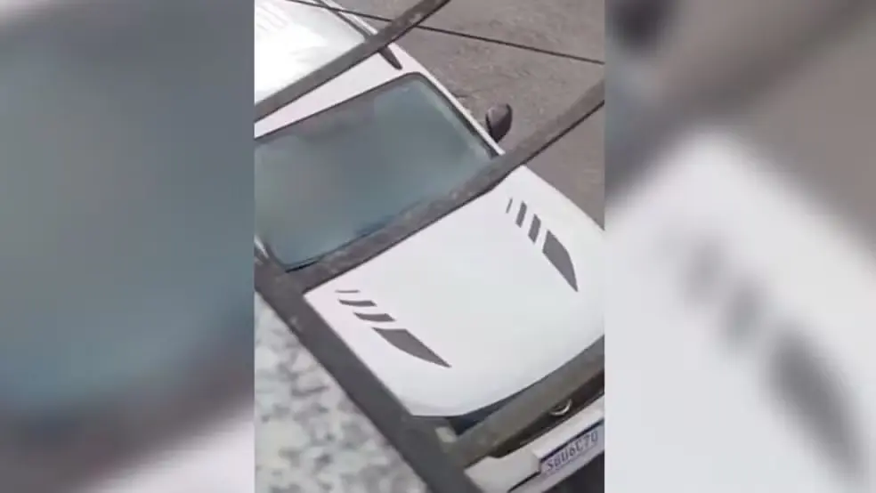 Casal é flagrado fazendo sexo em carro da Secretaria de Educação de Guaraciaba do Norte, no Ceará.  (Foto: Reprodução)