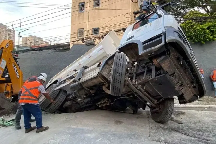 Caminhão da Sabesp é engolido por cratera durante reparo de buraco (Foto: Reprodução/TV Globo)