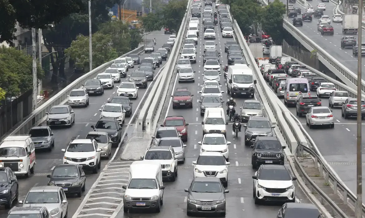 Vendas de veículos crescem 8% em 2025 e Fenabrave projeta avanço mais moderado em 2026 - Foto: Paulo Pinto/Agência Brasil