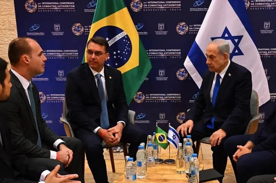 Flávio Bolsonaro participa de conferência ao lado de Netanyahu em Israel