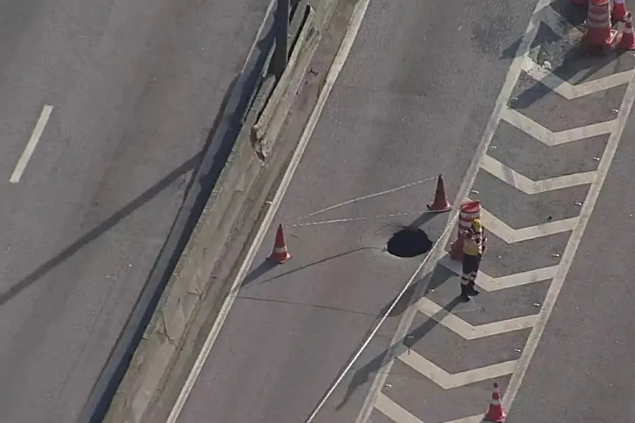 Marginal Tietê fica interditada após abertura de buraco na pista central (Foto: Reprodução/Globo)