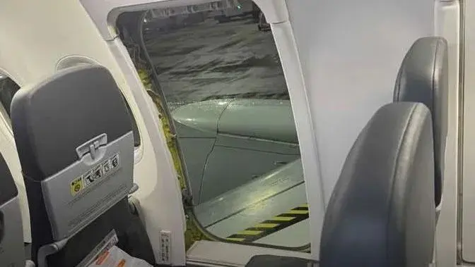 Passageiro é retirado de voo após acionar porta de emergência