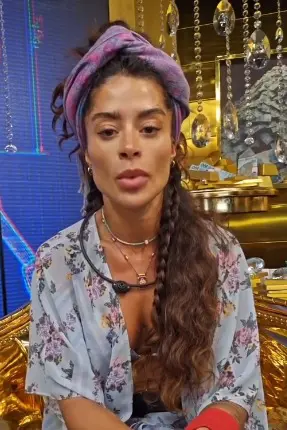 Escondendo algo? saiba por que Aline Campos usa lenços na cabeça diariamente no BBB 26 (Foto: Reprodução/Redes sociais)