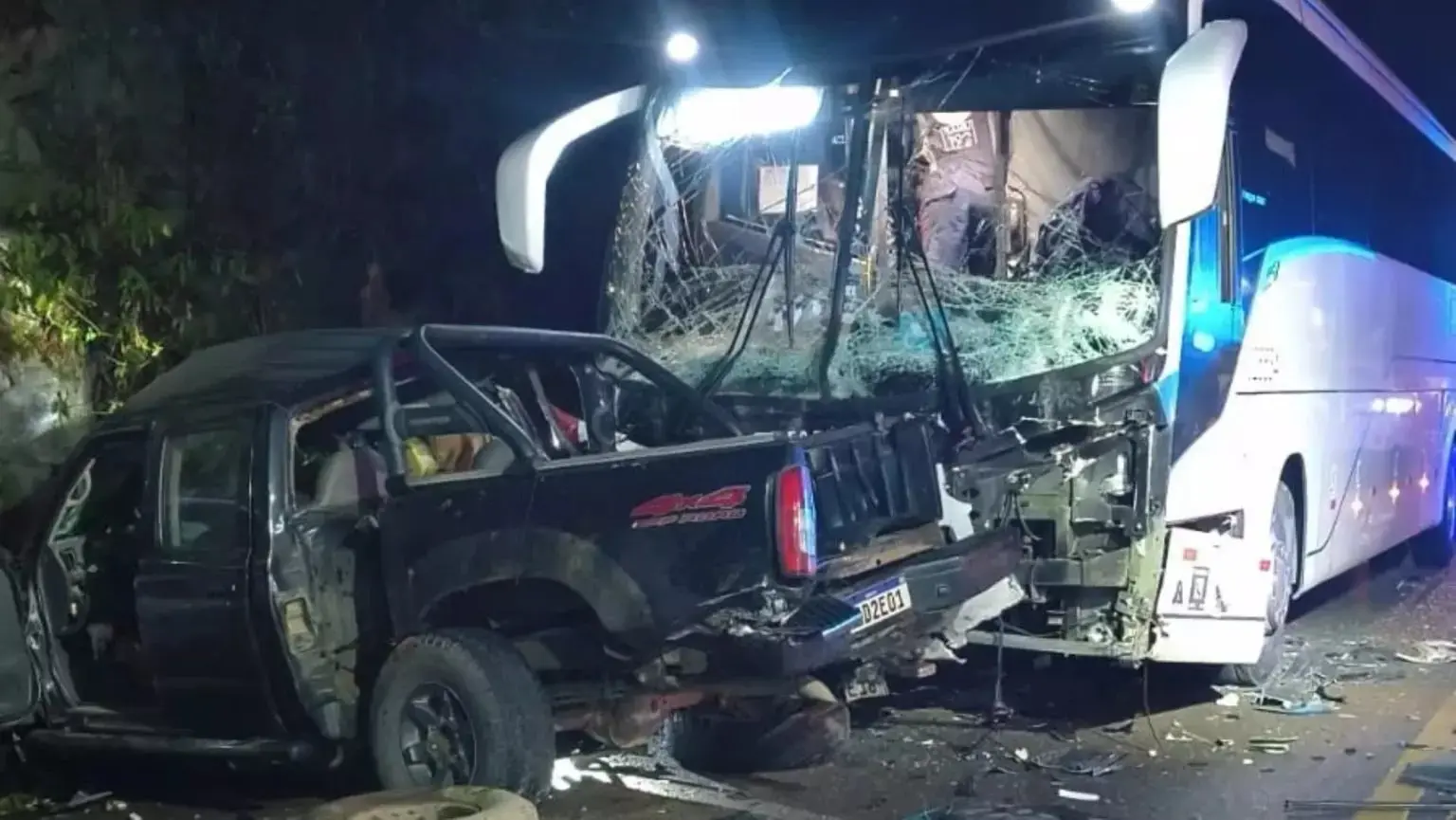 Grave acidente entre caminhonete e ônibus em rodovia deixa dois mortos  (Foto: Reprodução)