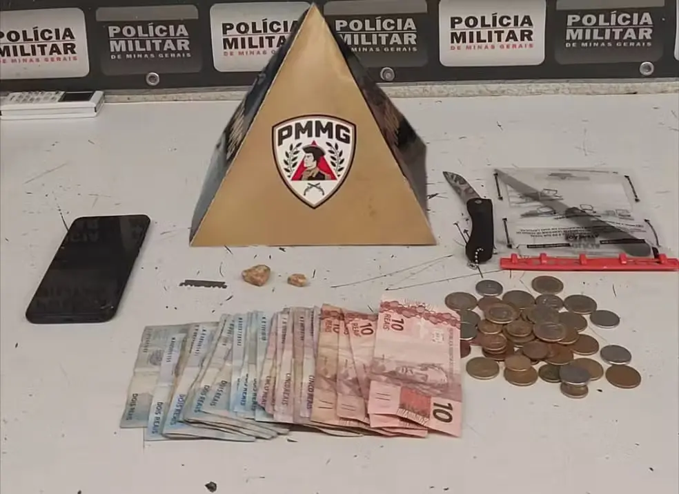 Drogas e facas apreendidas com suspeitos de matar mulher em Divinópolis (Foto: PM/Divulgação)