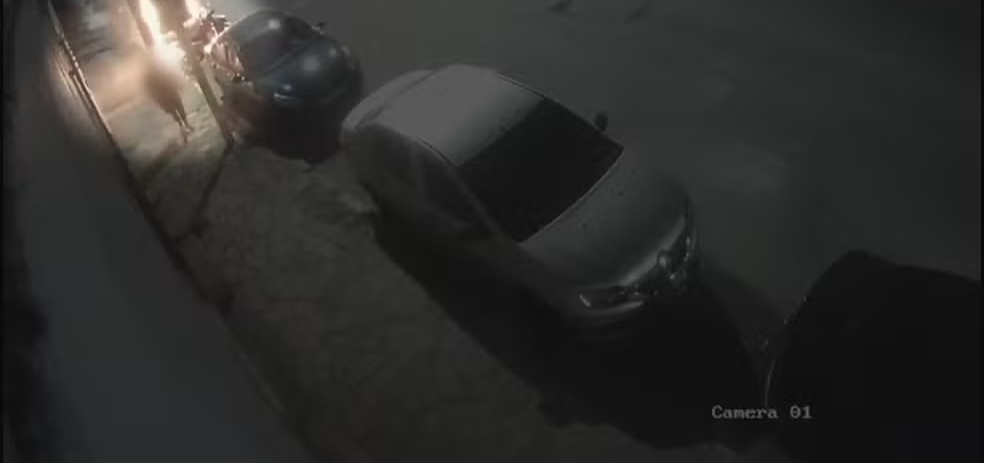 Carro de mulher de 34 anos foi incendiado em via pública no bairro Cidade Baixa, em Porto Alegre; ex-companheiro é o principal suspeito Foto: Reprodução,