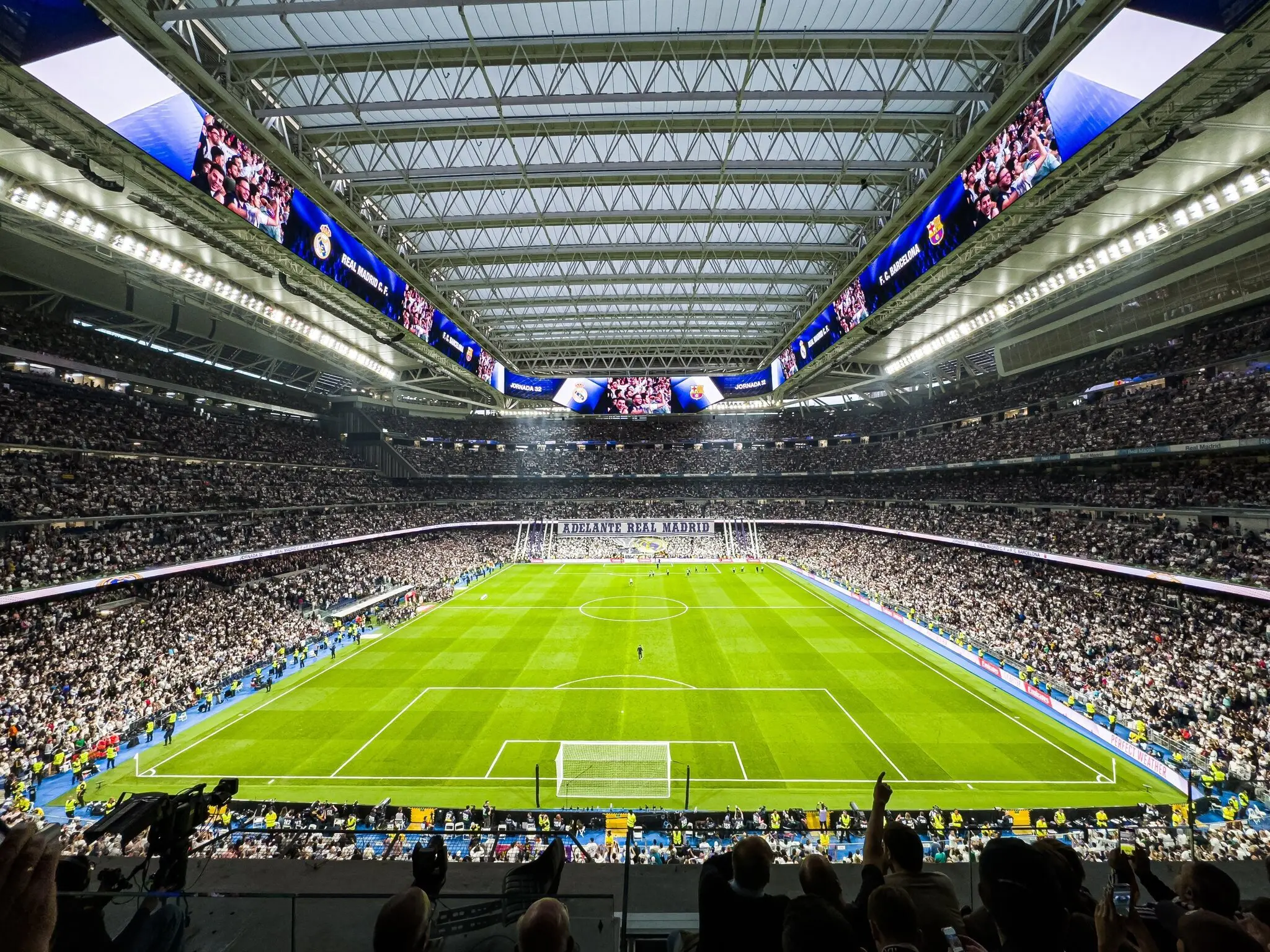 Estádio Santiago Bernabéu, reformado para receber grandes eventos, enfrenta questionamentos judiciais por poluição sonora. Foto: Divulgação.