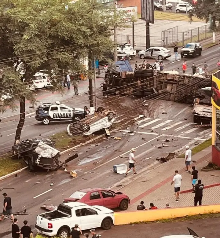 Carreta desgovernada atinge oito veículos e deixa feridos; vídeo