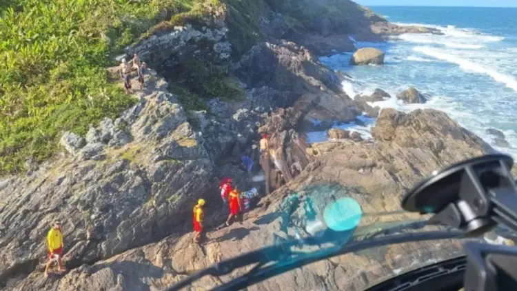 Helicóptero da PM participa do resgate de mulher ferida após queda em trilha no costão da praia de Itaguaçu, em São Francisco do Sul (SC) . Foto: Reprodução/Águia 01.