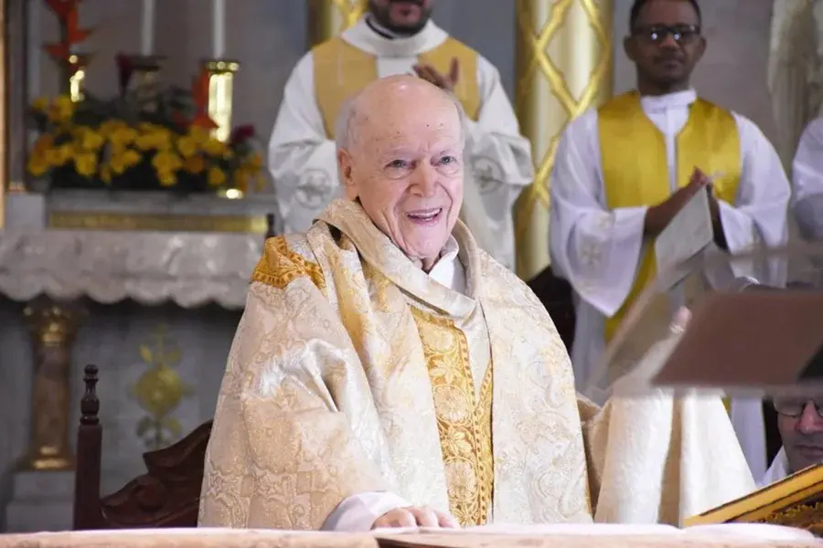 Padre morre aos 103 anos após rezar Ave-Maria e emociona fiéis
