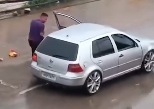 Mulher foi arrastada e agredida (Foto: Reprodução)