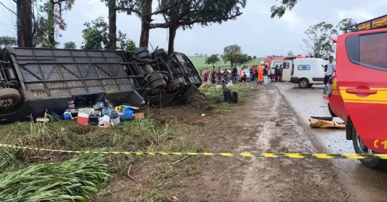 Acidente com ônibus deixou pelo menos três mortos (Foto: CBM MG)