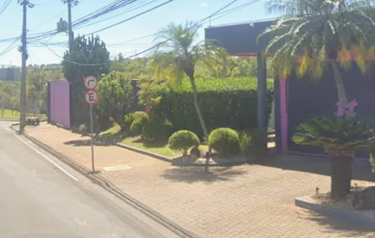 Homem morreu durante incêndio em motel (Foto: Google Maps)