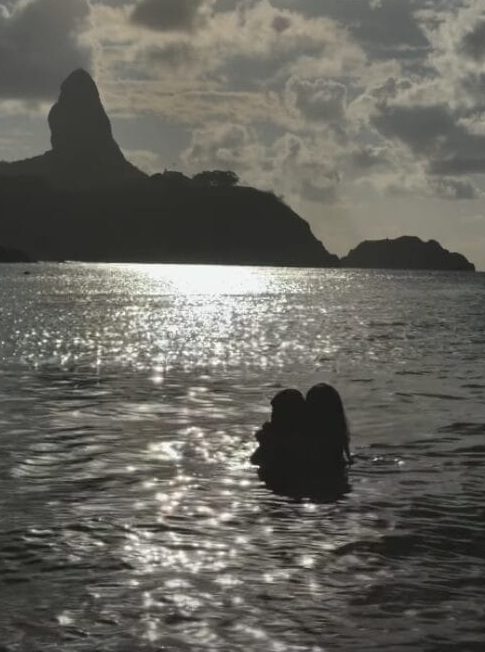Catherine e Guga em banho de mar (Foto: Reprodução / Redes Sociais)