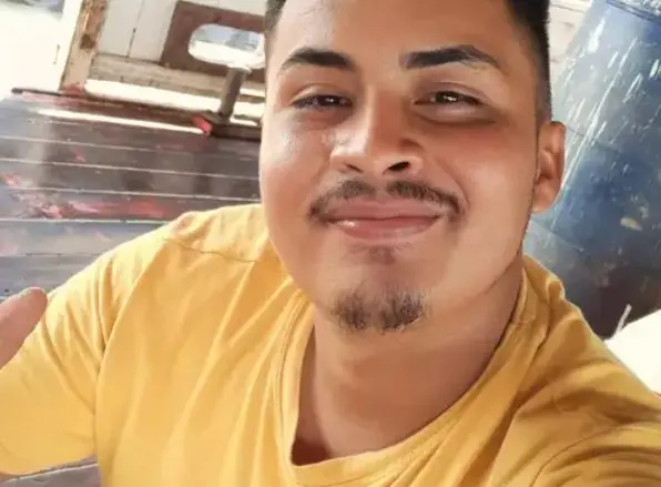 Jovem foi assassinado e ficou com facão cravado no peito (Foto: Reprodução / Redes Sociais)