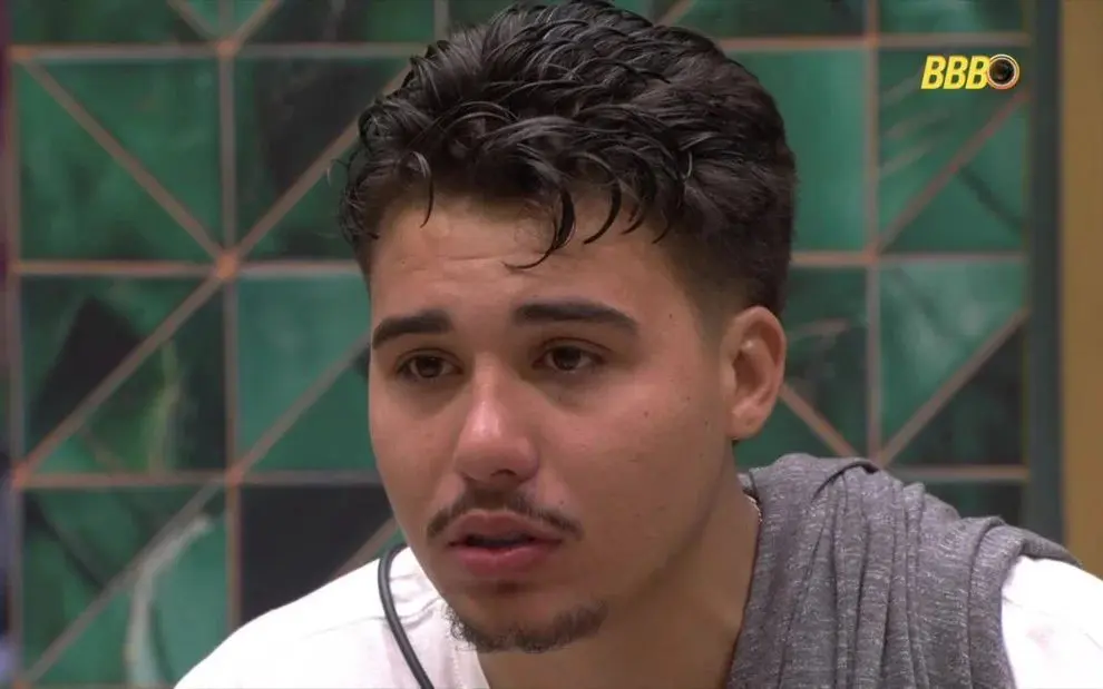 Pedro teve a saída do BBB 26 tratada como expulsão pela Globo após episódio de assédio e perdeu cachê, benefícios e vínculos com a emissora. Foto: Reprodução / GSHOW.