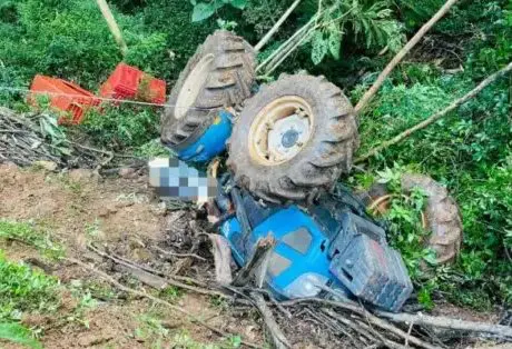 Mulher de 49 anos morre após trator tombar (Foto: CBMSC)