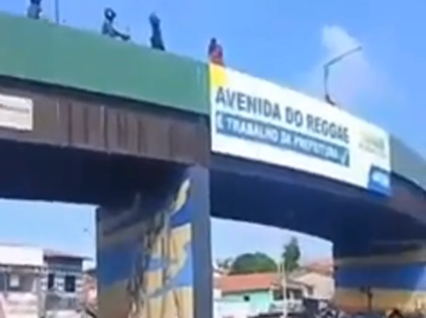 Motociclista despencou de viaduto (Foto: Reprodução)