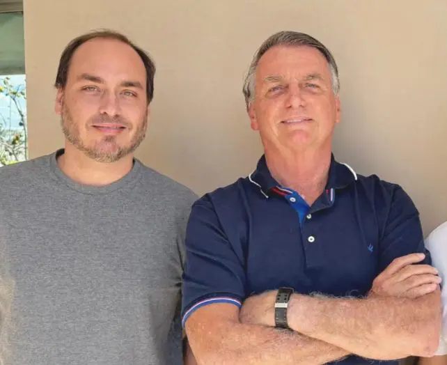 Carlos visitou Bolsonaro na Papudinha mais uma vez (Foto: Reprodução / Redes Sociais)