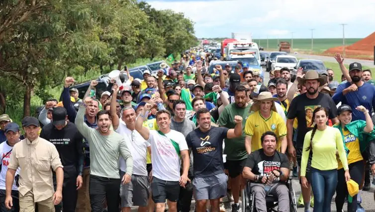 Nikolas posta vídeo chutando boneco de Lula (Foto: Reprodução / Redes Sociais)