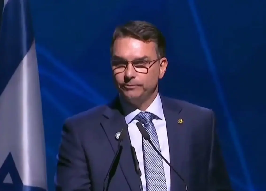 Flávio deu discurso durante Conferência em Israel (Foto: Reprodução / GPO)