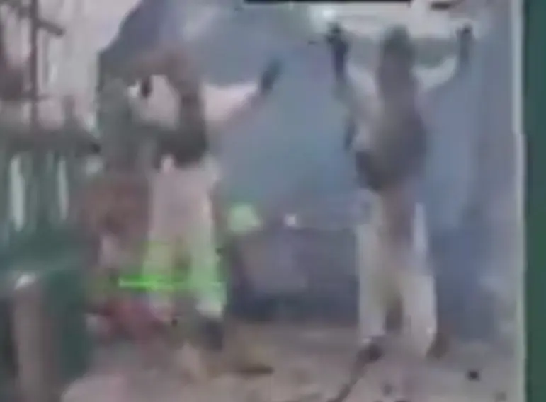 Soldados russos são flagrados se rendendo para robô militar (Foto: Reprodução)