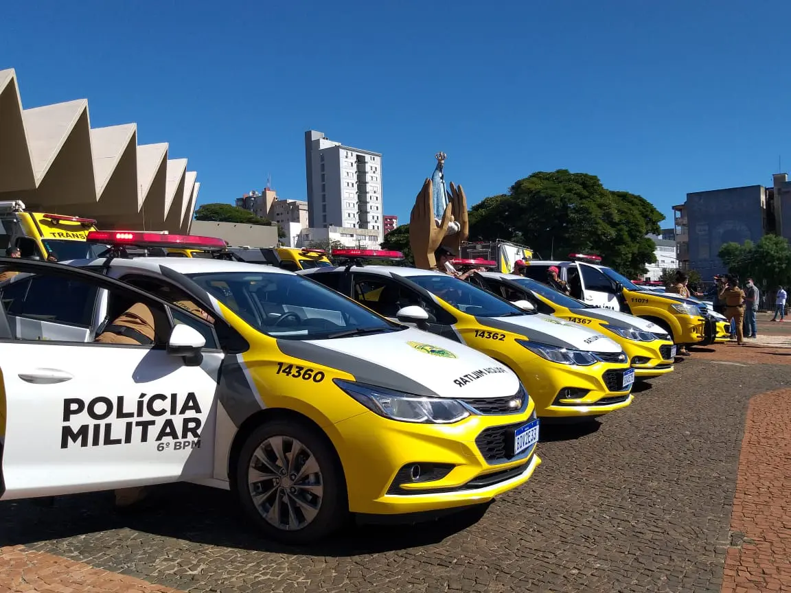 Suspeito de furto é contido e agredido por populares na marginal da PRc-467, em Cascavel. Foto: PMPR.