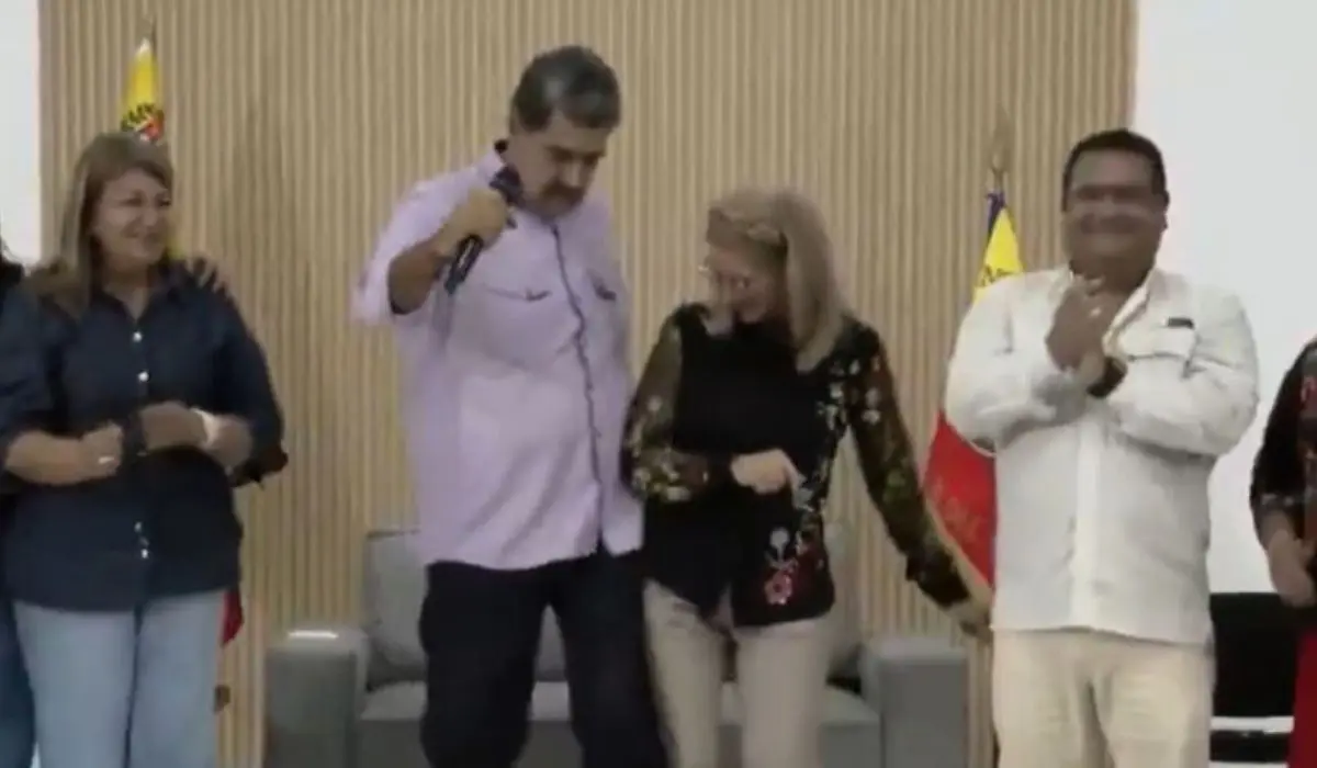 Maduro aparece dançando em evento oficial dias antes do ataque dos Estados Unidos; gesto foi interpretado como provocação por aliados de Trump. Foto: Reprodução.