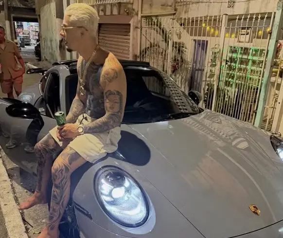 Veja o momento em que MC famoso atropela jovem enquanto gravava clipe