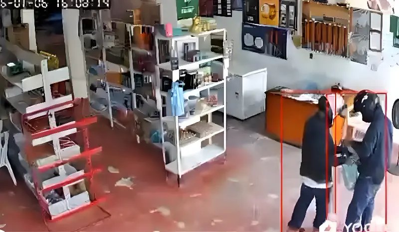Dupla é flagrada invadindo mercado e roubando mercadoria e dinheiro (Foto: Reprodução Câmera de Segurança)