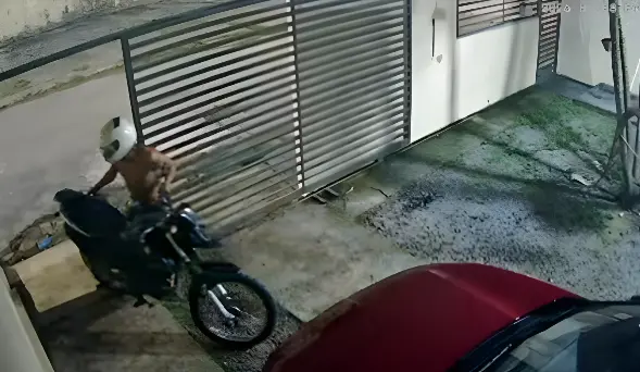 Assaltante leva moto com tranquilidade de dentro de garagem (Foto: Reprodução Câmera de Segurança)