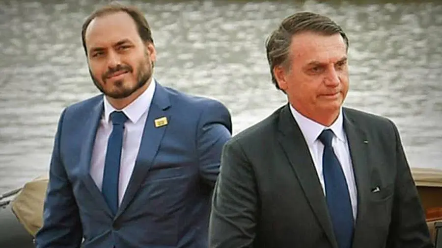 Carlos Bolsonaro e seu pai, o ex-presidente Jair Bolsonaro. (Foto: Geraldo Magela/Agência Senado)
