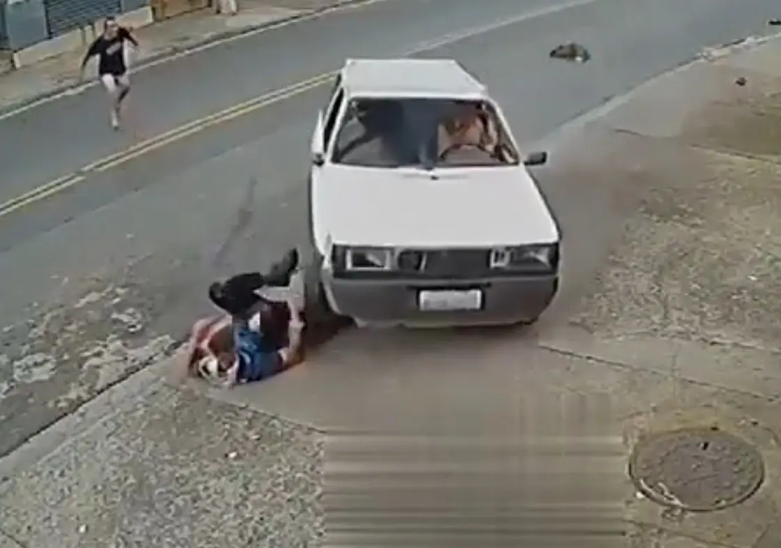 Vídeo chocante: após roubo, motorista atropela e dá ‘cavalo de pau’ em cima de ladrões