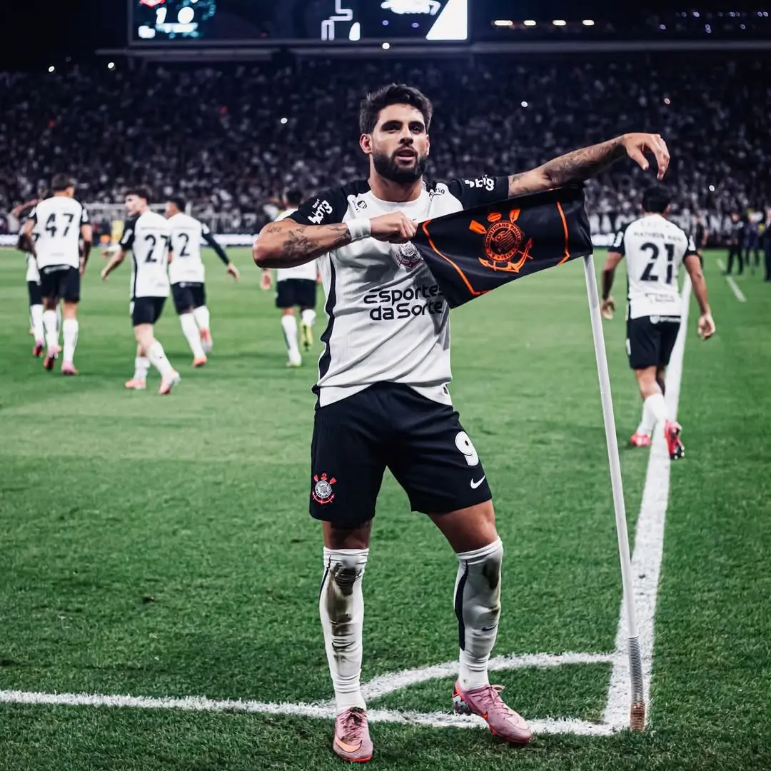 Jogador do Corinthians fica só de cueca em campo (Foto: Reprodução/Redes sociais)