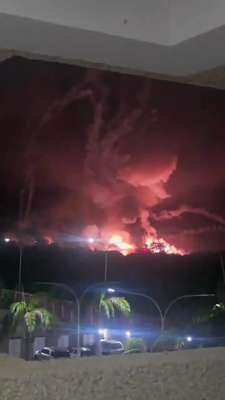 Aeroporto de Higuerote, no estado de Miranda, apresenta aeronave danificada, destroços e prédios com marcas de impacto após ataque dos Estados Unidos. Imagens foram gravadas por testemunha ocular. Foto: Reprodução.