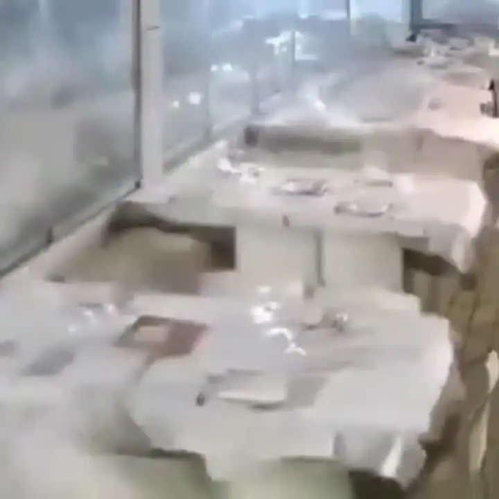 Onda provocada por forte ressaca quebra vidros e invade restaurante à beira-mar em Catânia, no sul da Itália. Foto: Reprodução.
