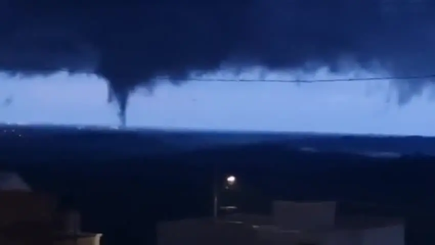 Vídeos feitos por moradores mostram a formação do tornado que atingiu Mercedes, no Oeste do Paraná. Foto: Reprodução.