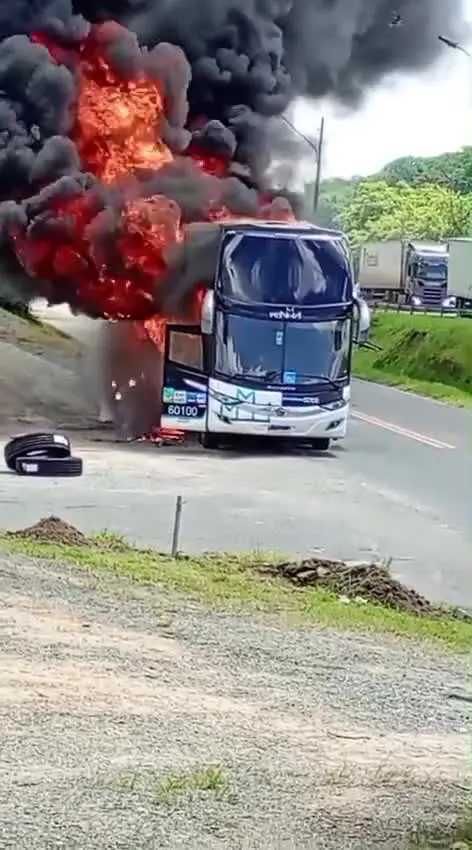 Ônibus é consumido pelas chamas na BR-101, em Joinville (SC), na manhã desta sexta-feira (23). Foto: Reprodução.