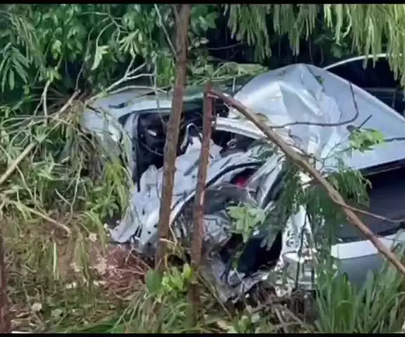 Acidente grave envolvendo caminhão e dois carros deixou um morto e feridos na BR-364, em Jaciara. Foto: Reprodução.