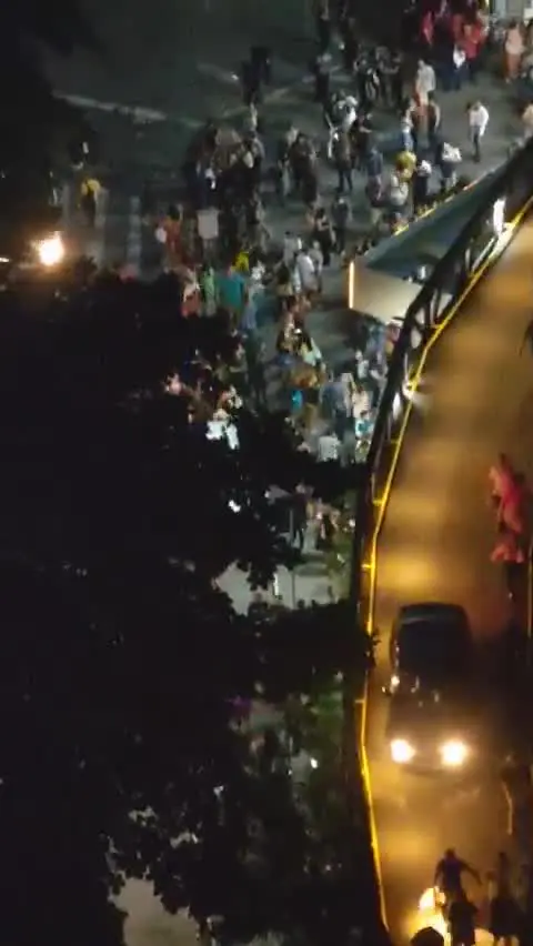 Clientes evacuam o Shopping Tijuca na noite desta sexta-feira (2) após incêndio atingir o centro comercial; equipes de emergência atuam no local. Foto: Reprodução.