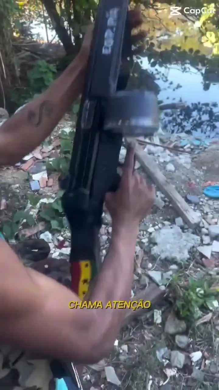 Vídeos publicados nas redes sociais mostram traficantes exibindo e testando fuzis em pontos do Complexo da Maré. Foto: Reprodução.