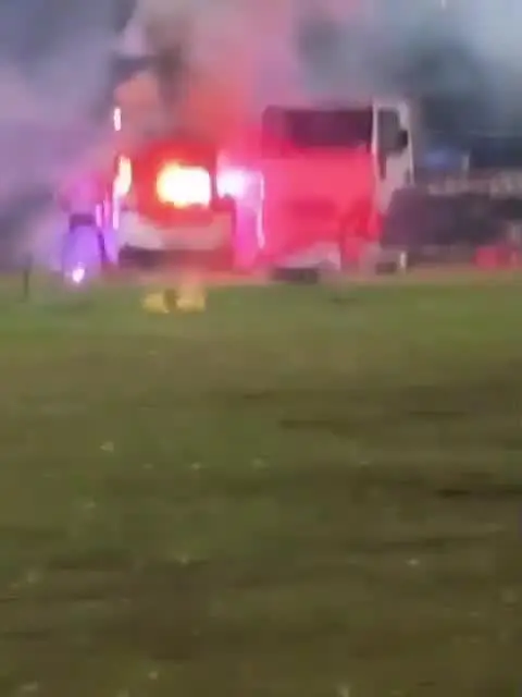 Carro é destruído após explosão de fogos de artifício armazenados no veículo, em Rorainópolis, no Sul de Roraima. Foto: Reprodução.